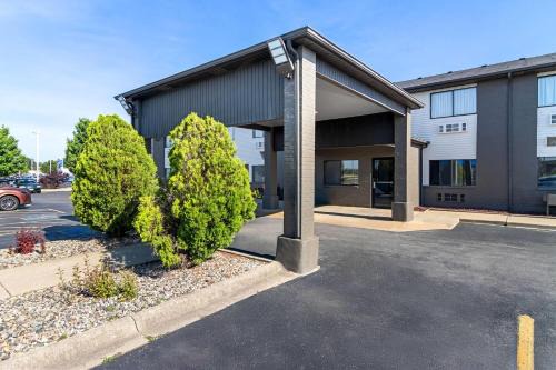 Bourbonnais Hotel | Super 8 by Wyndham Bourbonnais/Kankakee Area