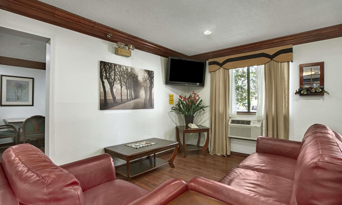 Canton Hotel | Super 8 by Wyndham Canton/Livonia Area