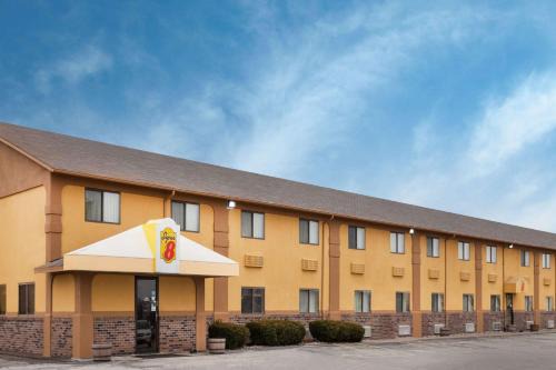 Muscatine Hotel | Super 8 by Wyndham Muscatine
