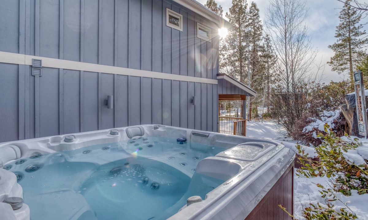 Westbrook Meadows House | Superb home w/ Movie Room, Hot Tub, Sleeps 6, 20min to MTN, 5min to Mill