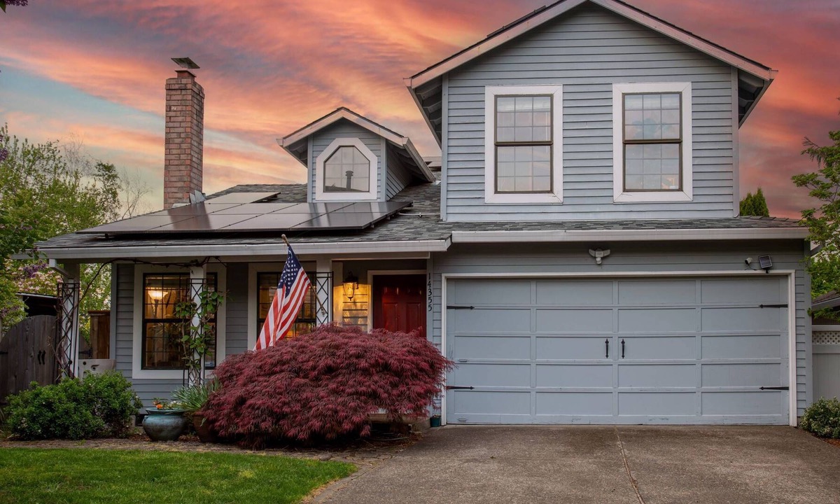 Bull Mountain House | Sweet Retreat on Fanno Creek, Private Backyard, Pet Friendly, Plush and Cozy, 5 Min to Food & Shops