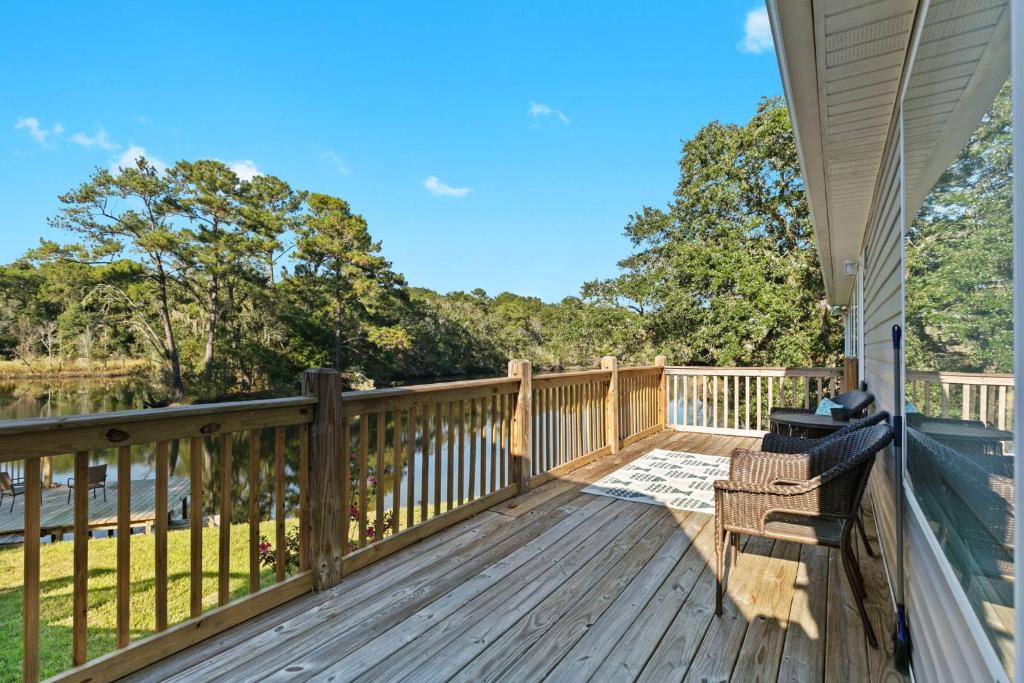 Mobile House | Tara's Riverfront Hideaway