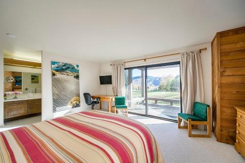 Elkhorn Village House | Teleidoscope Retreat
