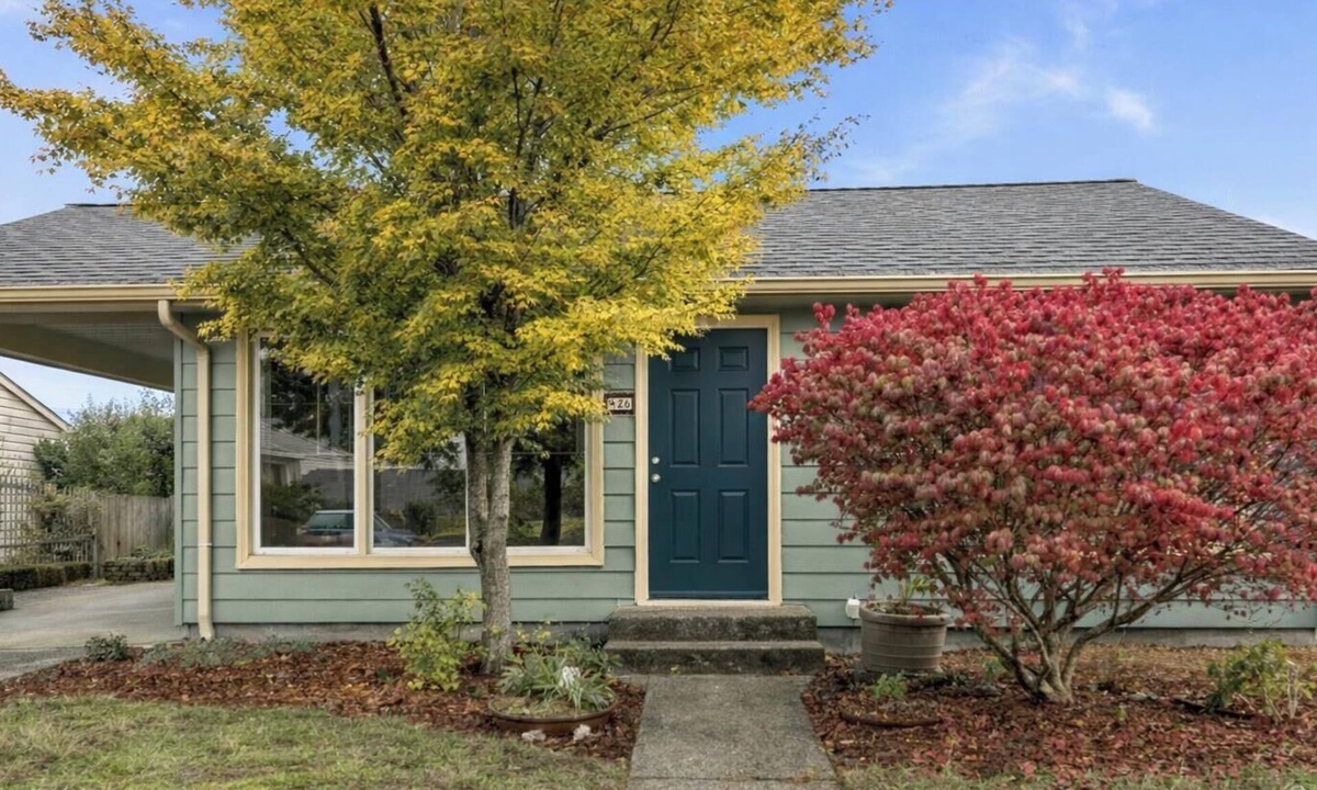 Roxhill House | Terrific pet friendly house & fenced yard with AC in vibrant Seattle - sleeps 6.