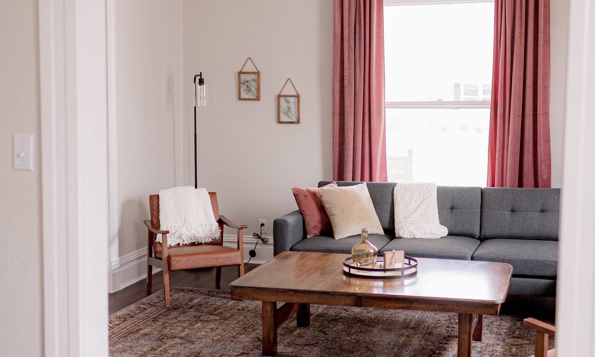 Maryville House | The 1905 - Spacious Downtown Farmhouse - 4bd/2ba