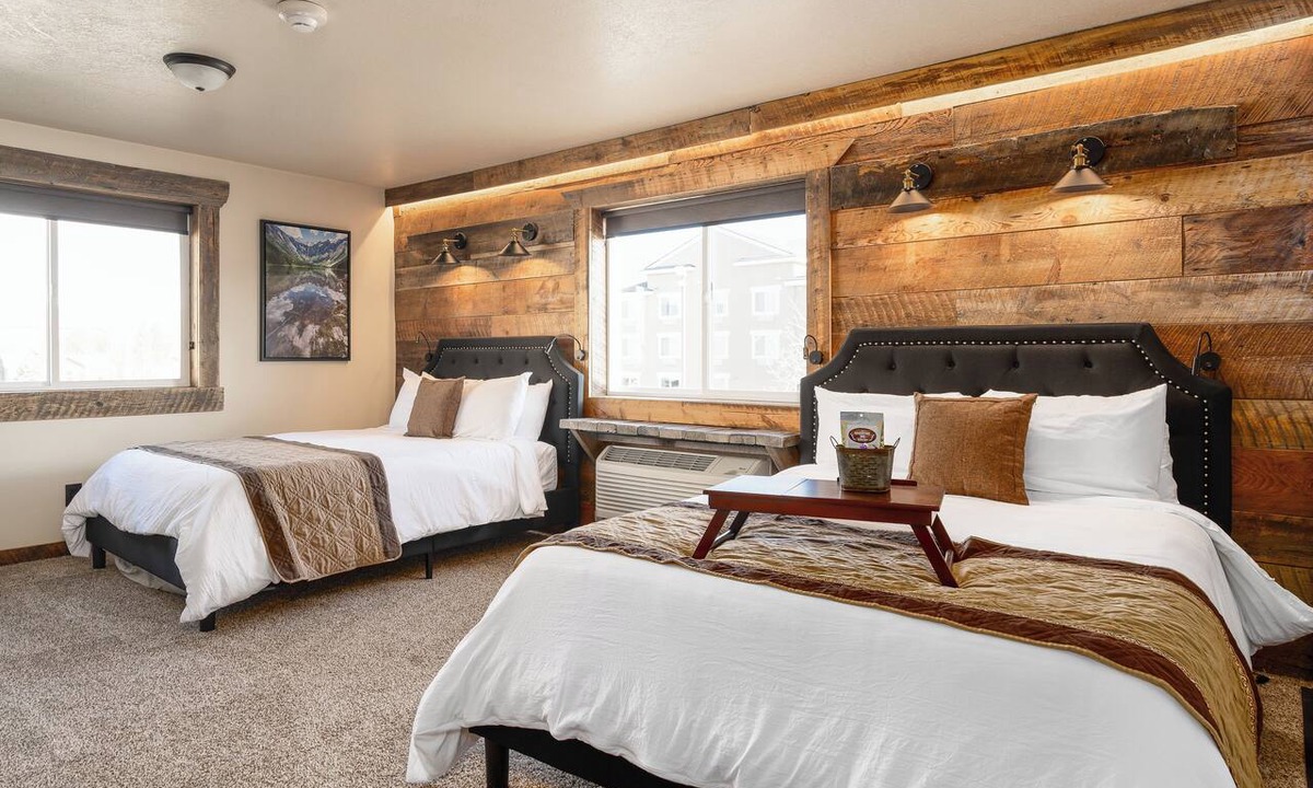 West Yellowstone Hotel | The Adventure Inn Yellowstone- Glacier: Cozy 2 queen suite 1min from Yellowstone.