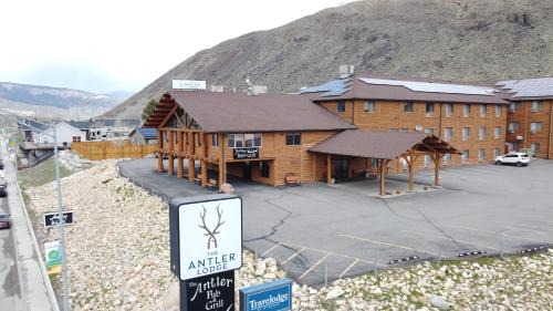 Gardiner Hotel | The Antler Lodge - Gardiner
