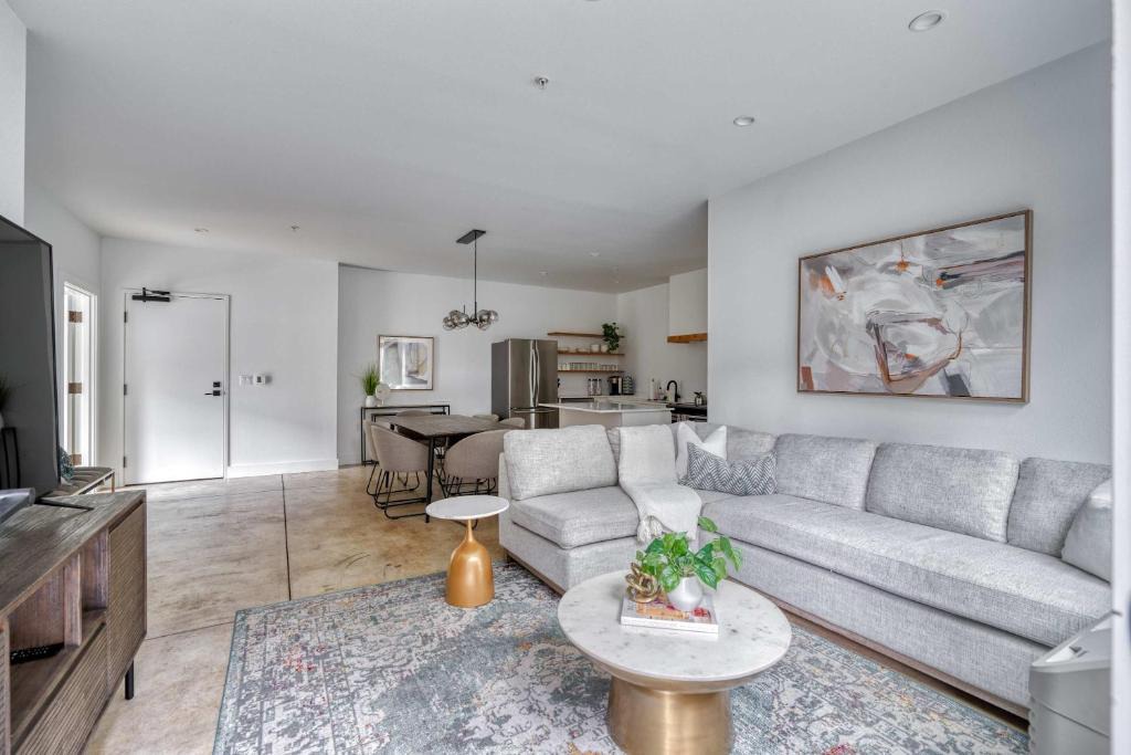 Humboldt Apartment | The Artist's Oasis on Alberta - 90 WalkScore