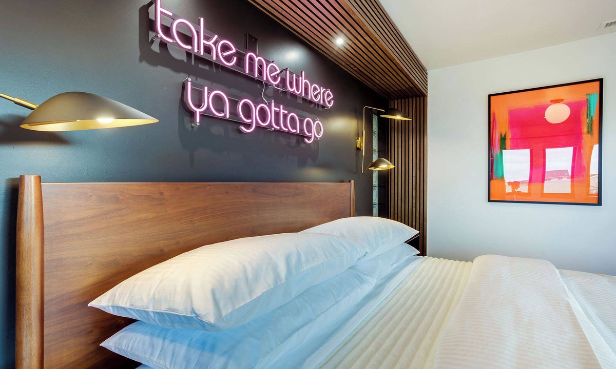 Newport Hotel | The Berry @ The Louie Boutique Motel, Walk to Everything! Dog Friendly!