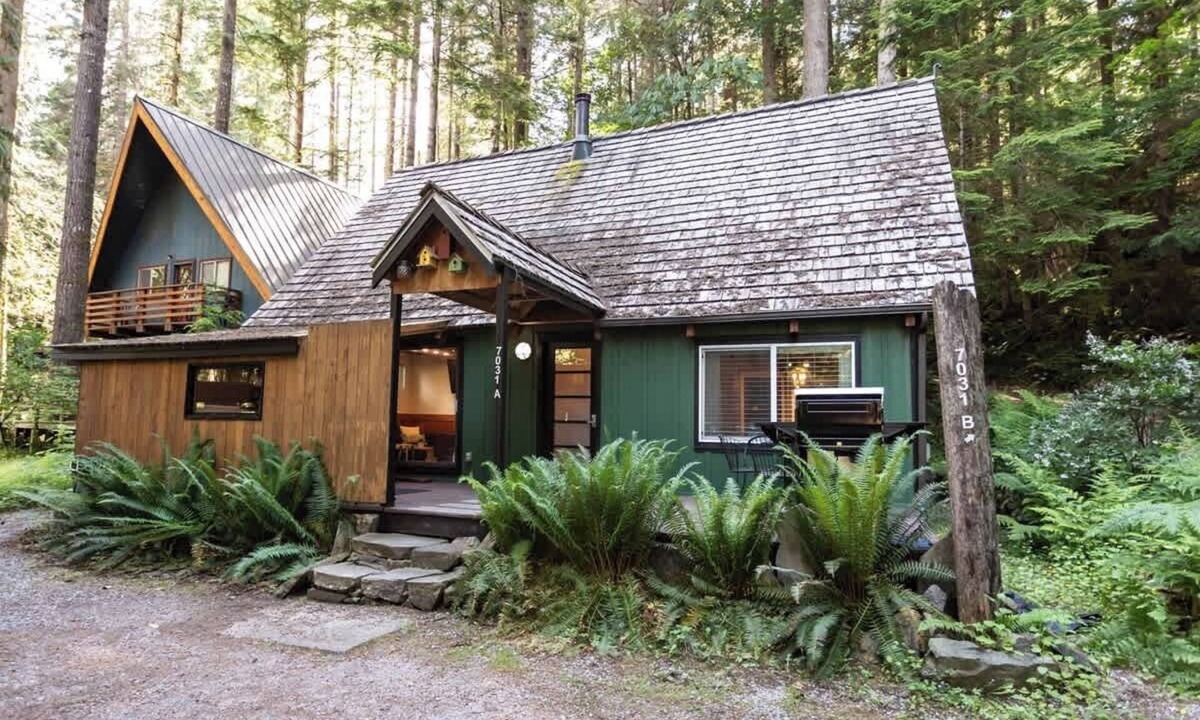 Glacier House | The Birdhouse | Hot Tub, EV Charger & Pool