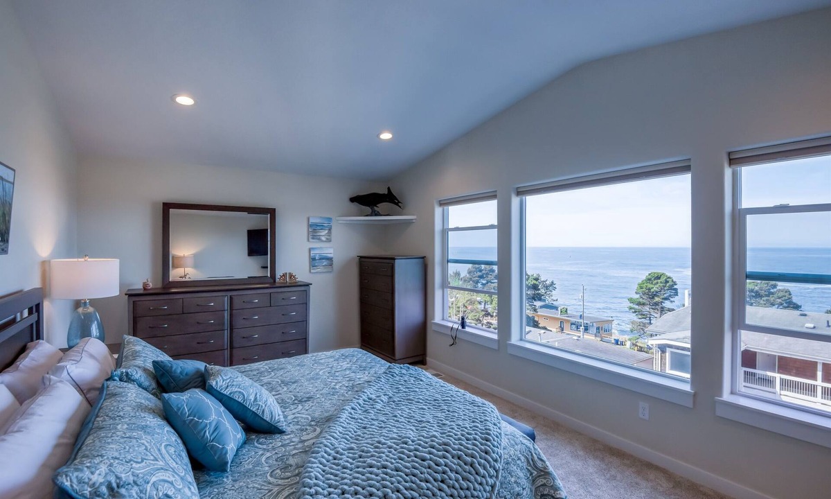 Depoe Bay House | The Captains Lookout | Ocean View, Hot Tub, Dog Friendly, Walk to Harbor