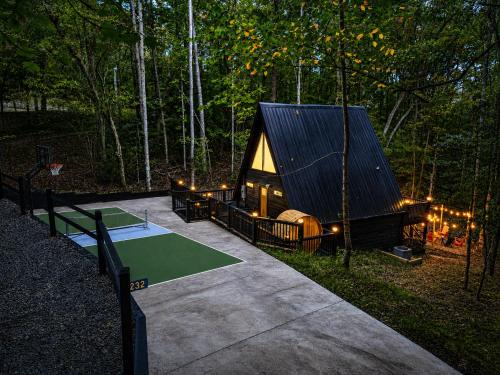 Cashes Valley House | The Cozy-A - Pickleball - Sauna - Fire Pit - Hot Tub