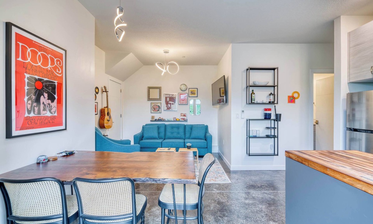 Hosford-Abernethy Apartment | The Division Street Funk Flat - 94 WalkScore