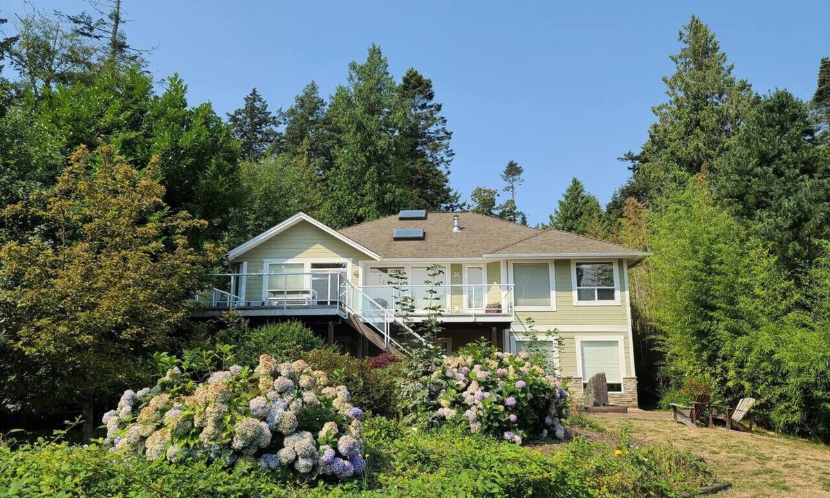 Point Roberts House | The Dragonfly House — Expansive Dual-Kitchen Retreat