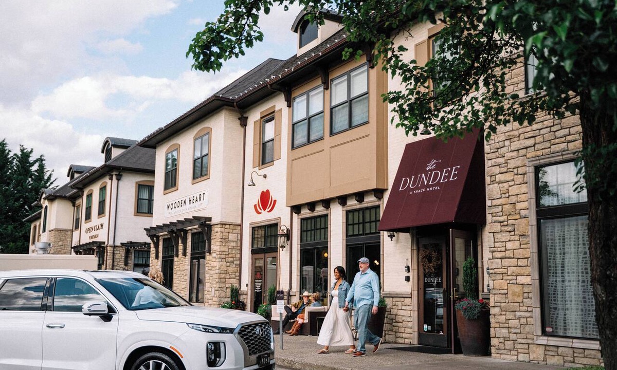 Dundee Hotel | The Dundee - A Trace Hotel