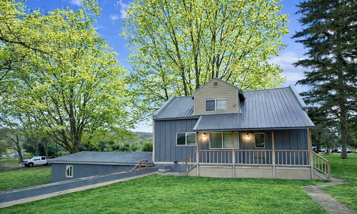 Tonasket House | The Farmhouse in Tonasket