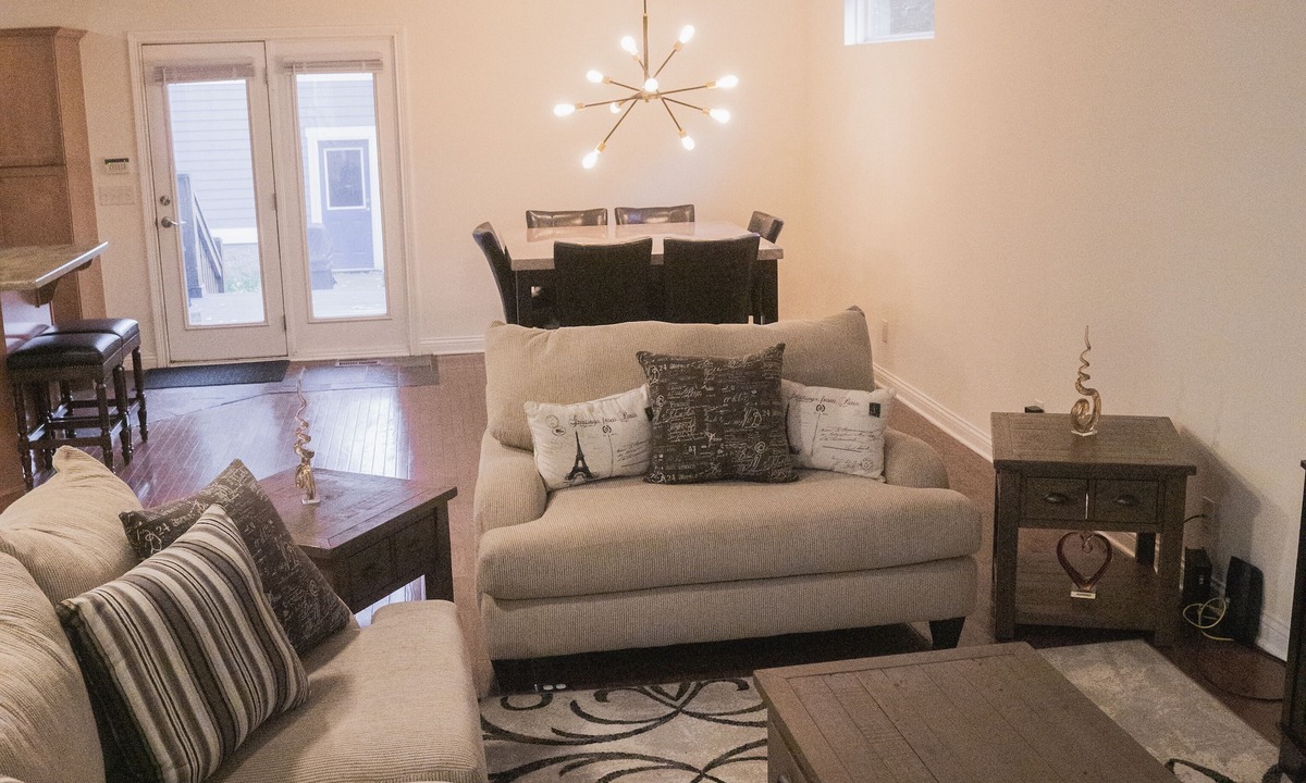 Near Eastside House | The Gathering Place "Upscale! Walkable! 5-Bedroom 4 Bathroom Downtown Indy"