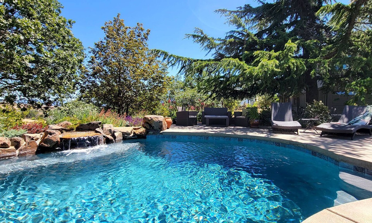 Ashland House | The Gem and Cottage of Ashland, Hot tub, Views