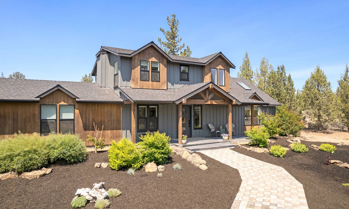 Bend Villa | The Gem Estate by AvantStay | Modern Farmhouse w/Lavender Fields + Hot Tub