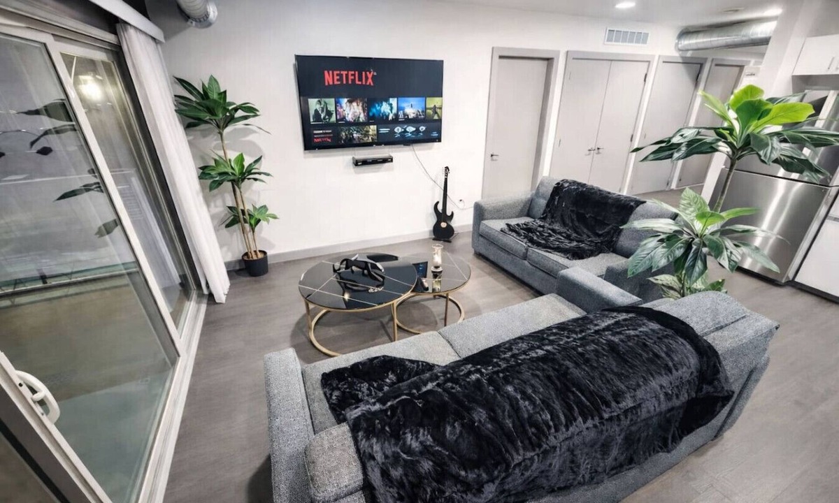 Downtown Des Moines Apartment | The Green & Onyx Escape