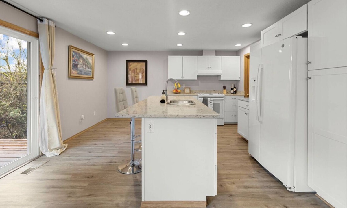 Pleasant Valley House | The Heart of Salmon Creek !