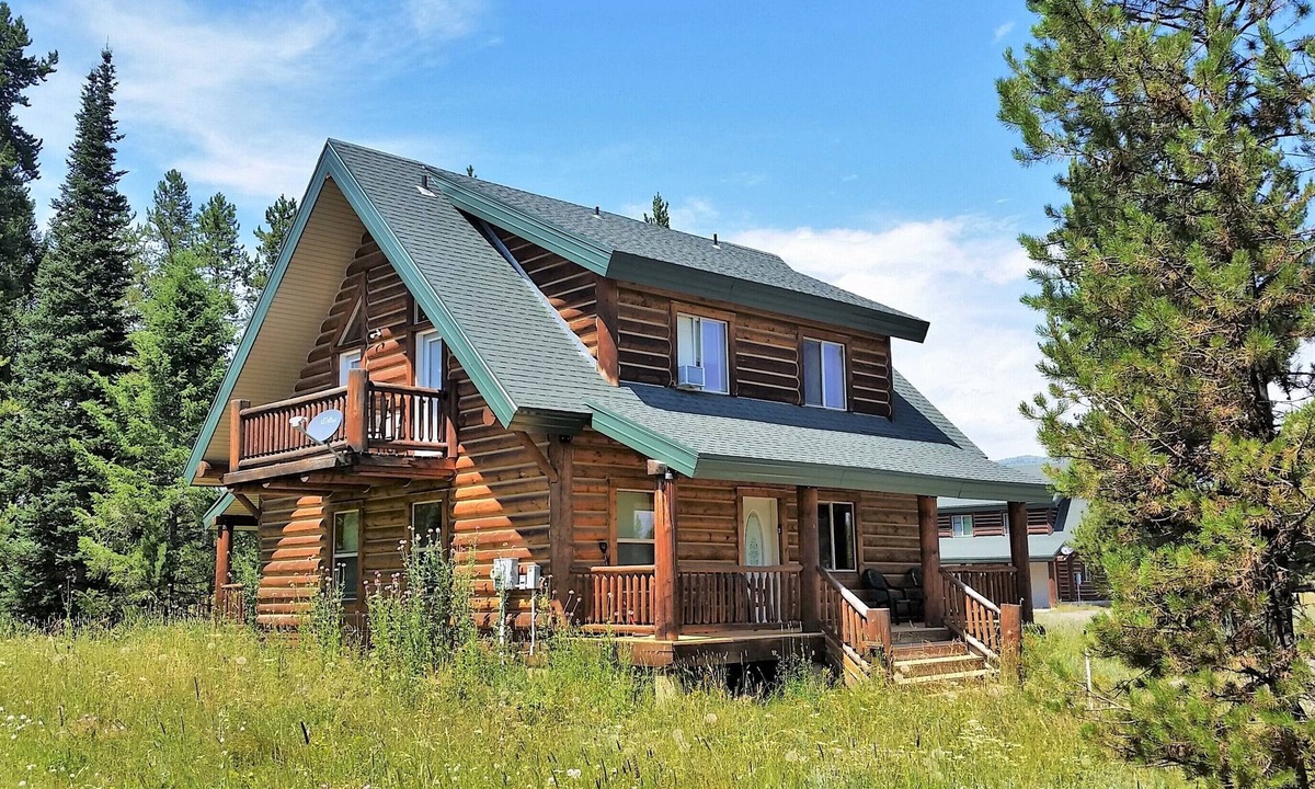 Island Park Hostel | The Hideaway Hostel near Yellowstone