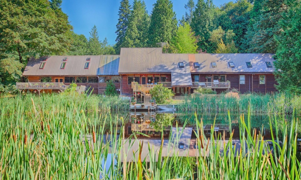 Gig Harbor House | The ideal size and setting for your gathering of family, friends, or large group