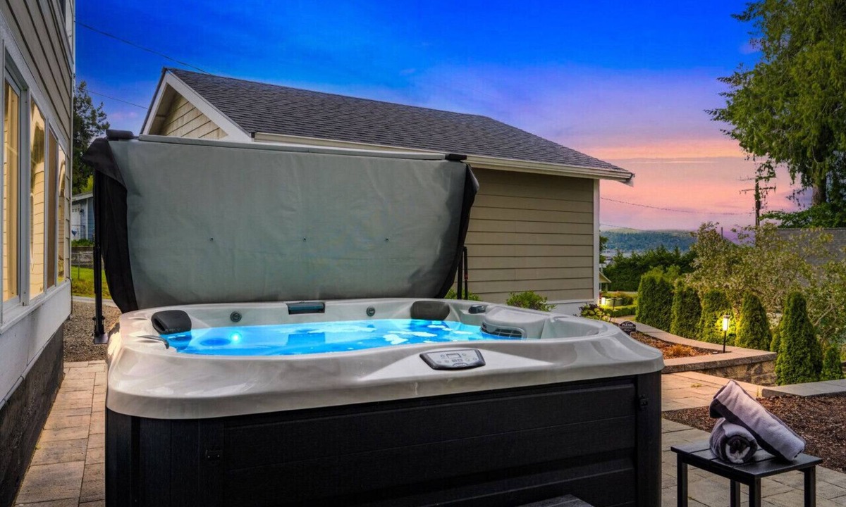 Manchester House | The Landing - Waterviews, Beach Access, & Hot Tub
