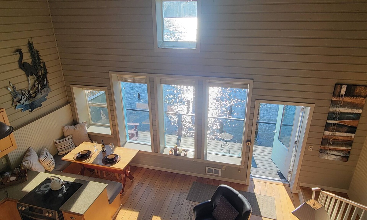 Florence Apartment | The Lockers ~ Waterfront ~ Historic Old Town