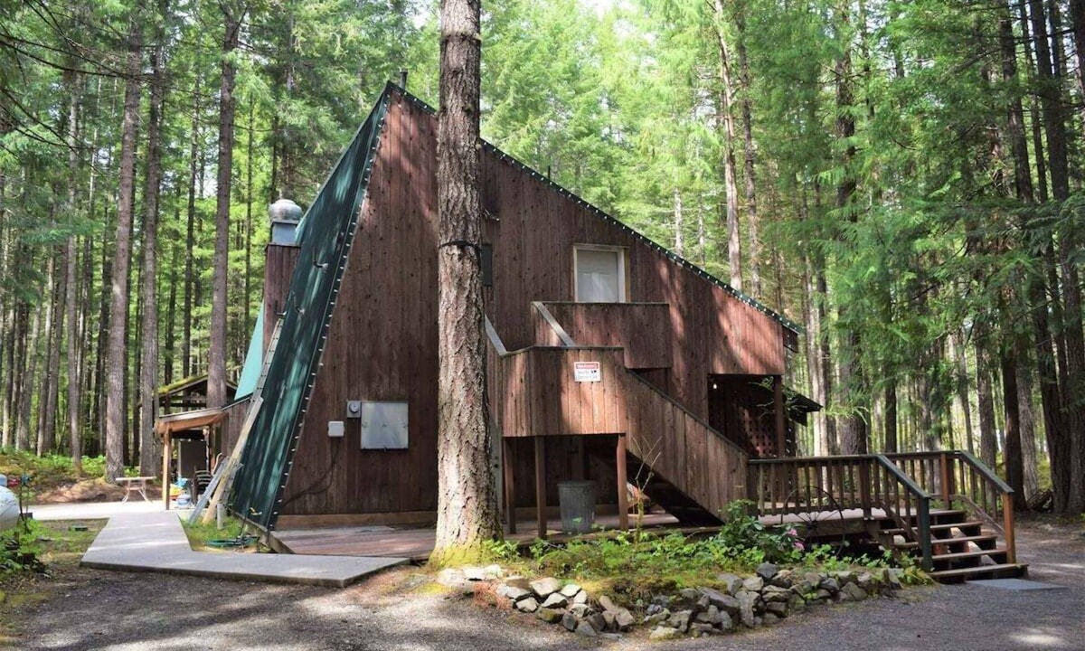 Packwood Cabin | The Lodge on Shawnee Trail | Wifi, Hot tub