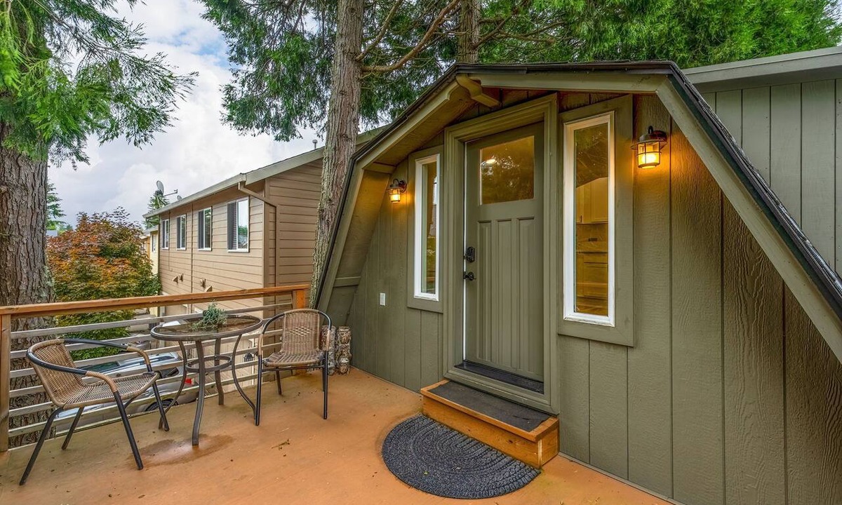 Oregon City Apartment | The Loft · Modern ADU · Private Deck · Dual Showers · 2BR · Oregon City