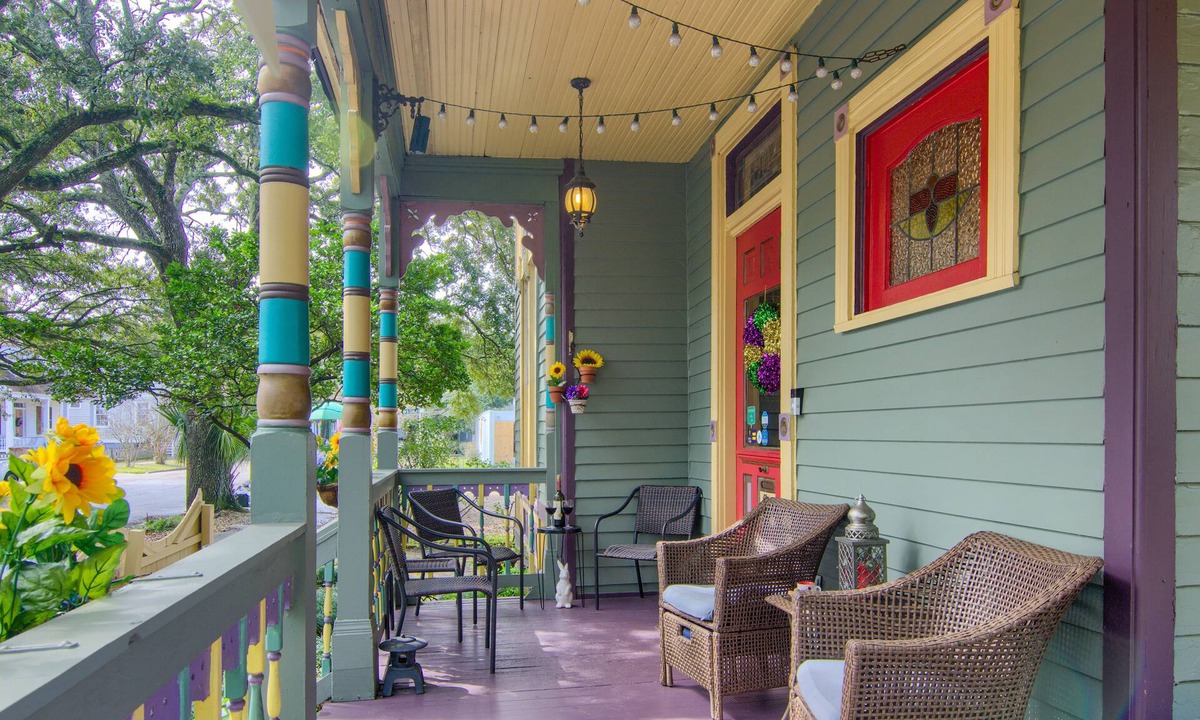 Central Business District Bed & Breakfast | The Mardi Gras House