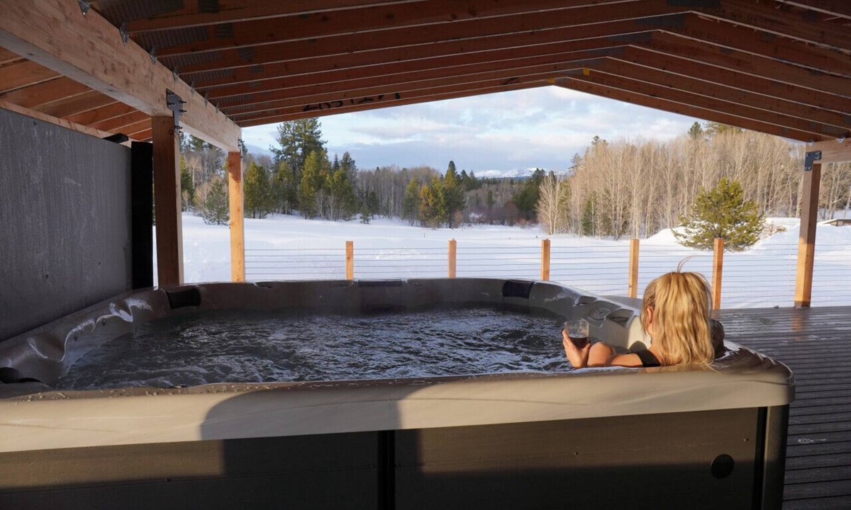 McCall Cabin | The McCall House- Hot Tub, A/C, Huge Covered Patio