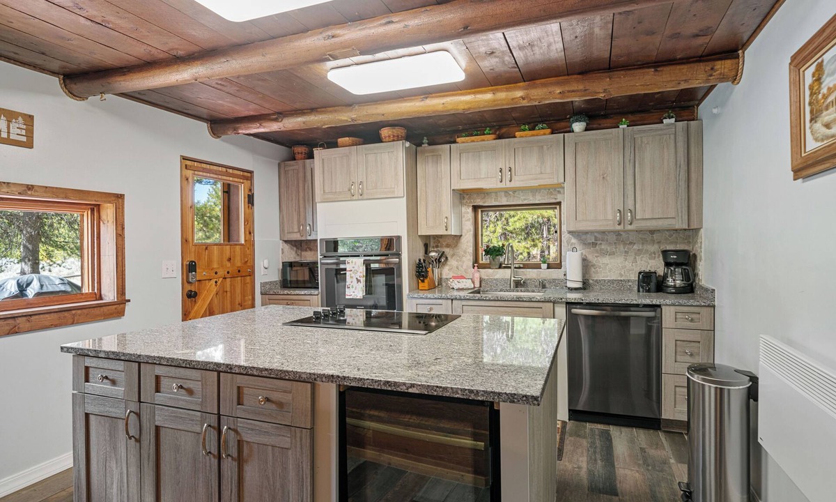 West Yellowstone Cabin | The Moose Bunkhouse: A spacious 4-bedroom retreat just 6 minutes from Yellowstone.