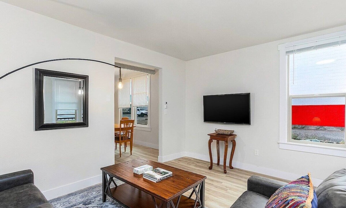 Stanwood Apartment | The Nighthawk Eyrie in Stanwood