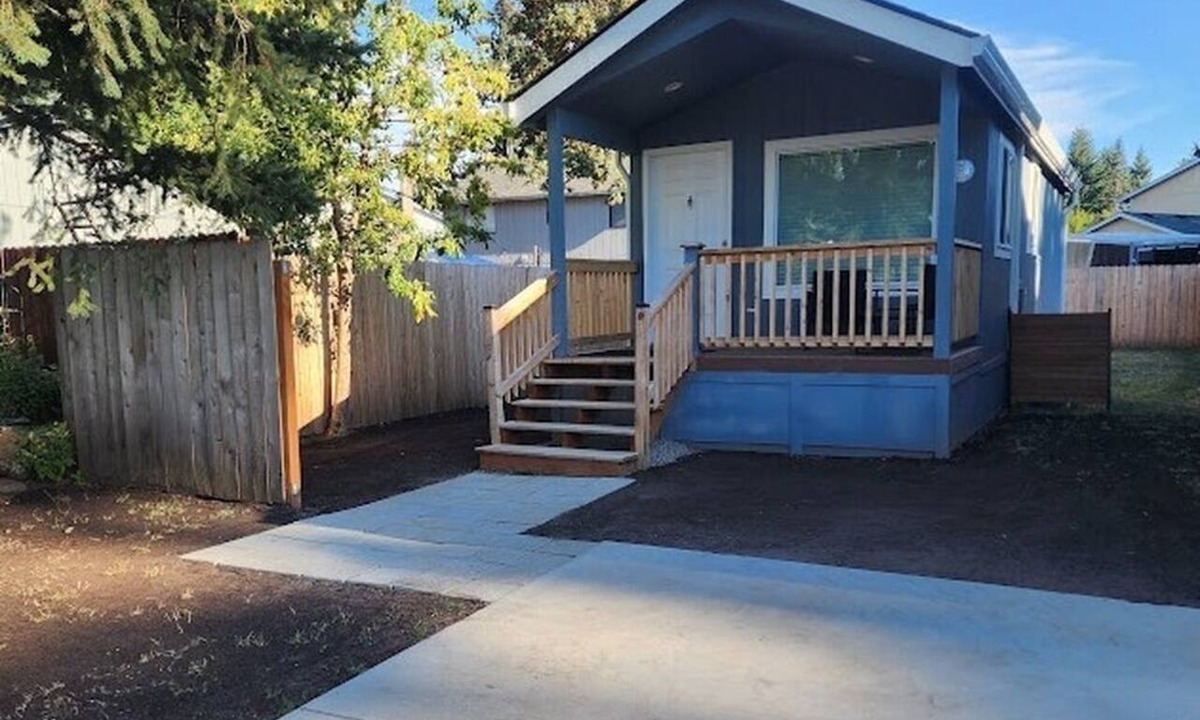 Vancouver House | The Nook: 400 ft² House - Full Kitchen & Bath - PNW Basecamp