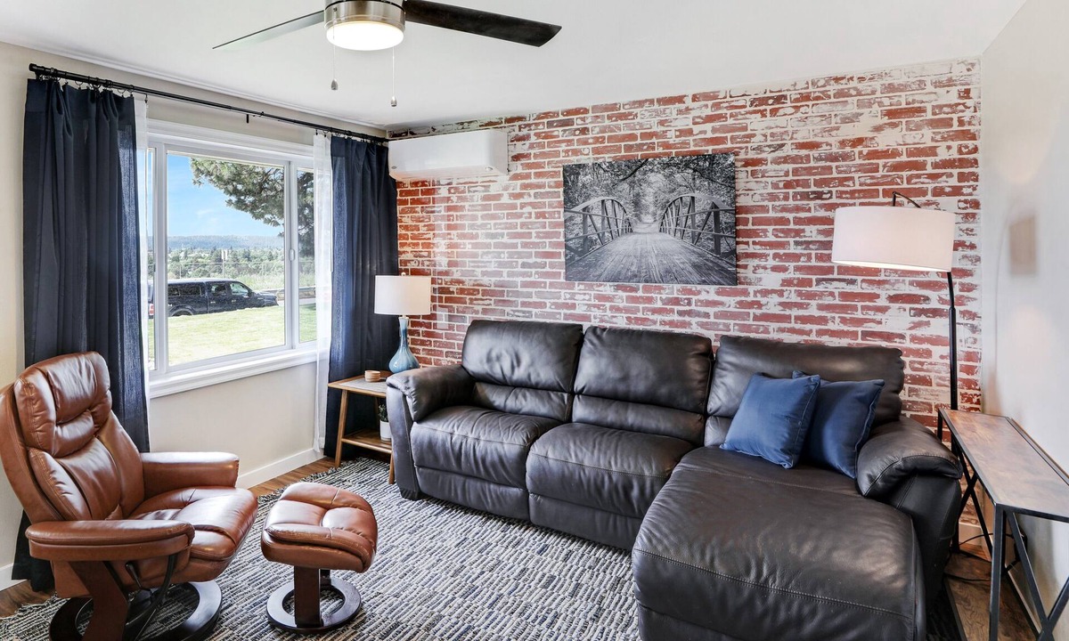 Northtown House | The Overlook Nook l Great View l King Bed l Fenced Yard