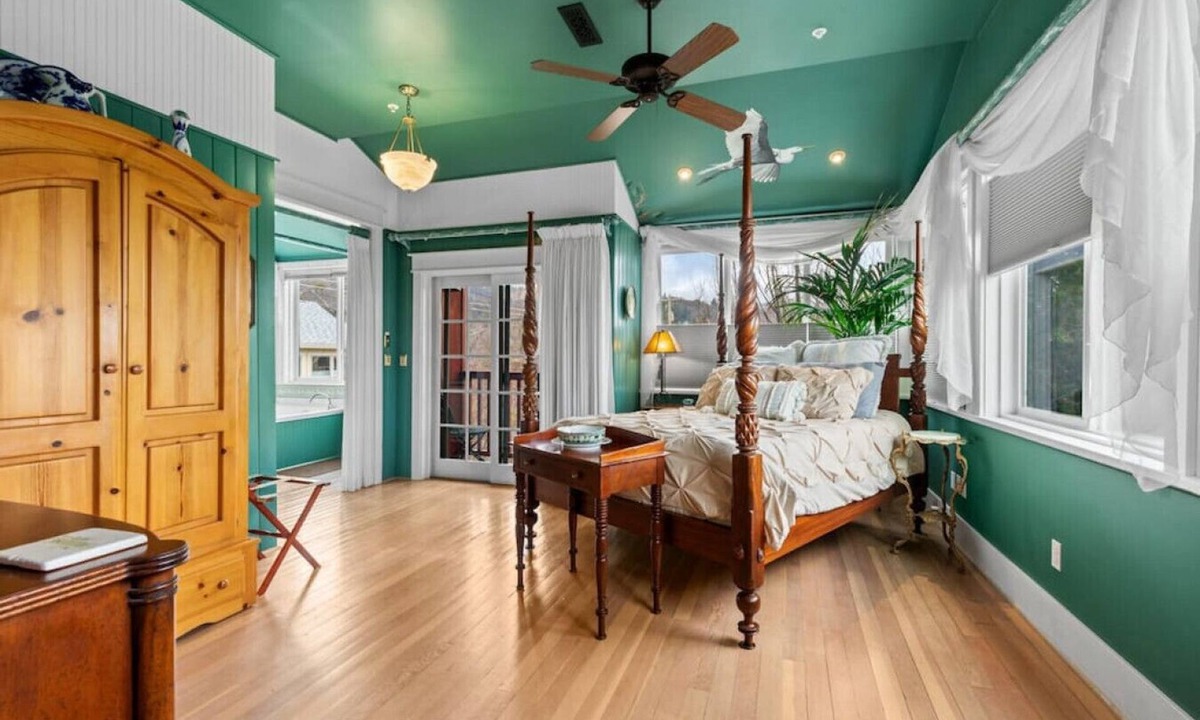 Historic Railroad District Apartment | The Peerless Hotel | Honeymoon Suite #7 | Private Jacuzzi | Mountain Views