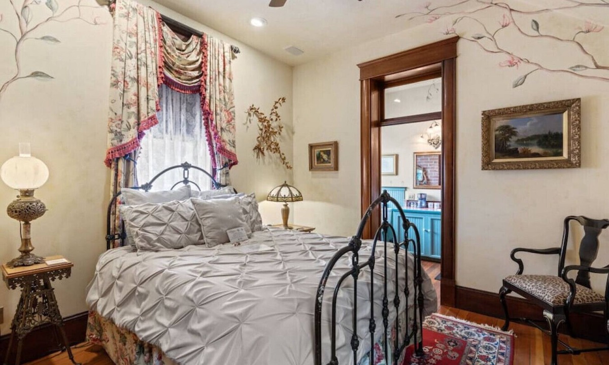 Historic Railroad District Apartment | The Peerless Hotel | Signature Room #6 | Clawfoot Tub |Historic District