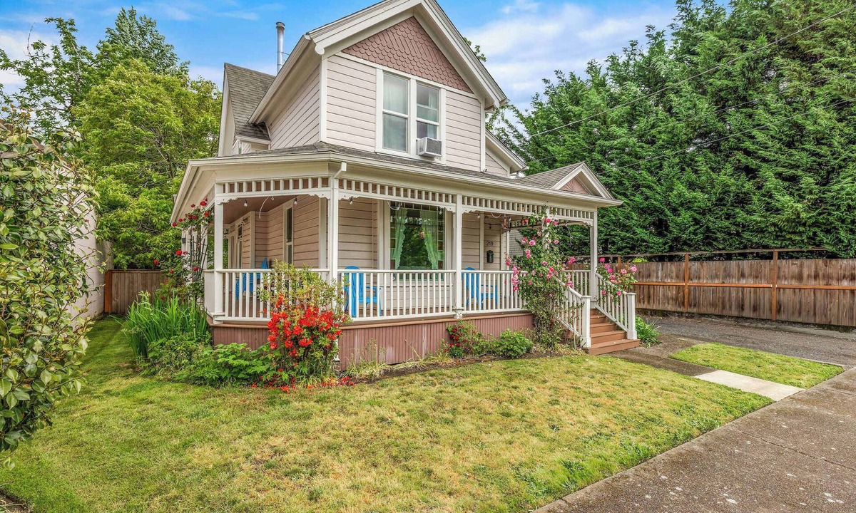 McMinnville House | The Pink House - Walkable Victorian, Pets Welcome