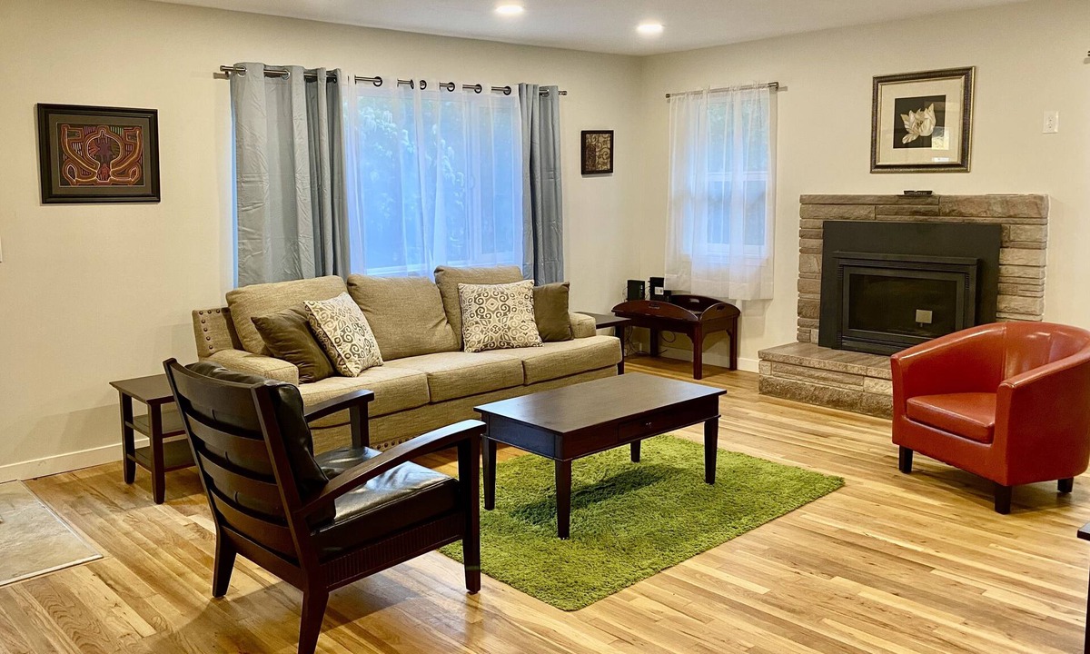 Collins View House | The Plum House - Safe, quiet, cozy, and close to downtown, OHSU, Lewis & Clark