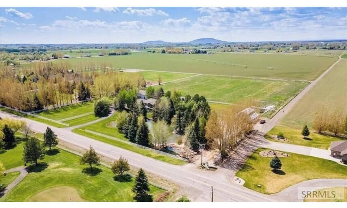 Rexburg House | The Red Brick Haven - Pond Golf Fish Sleeps 24+