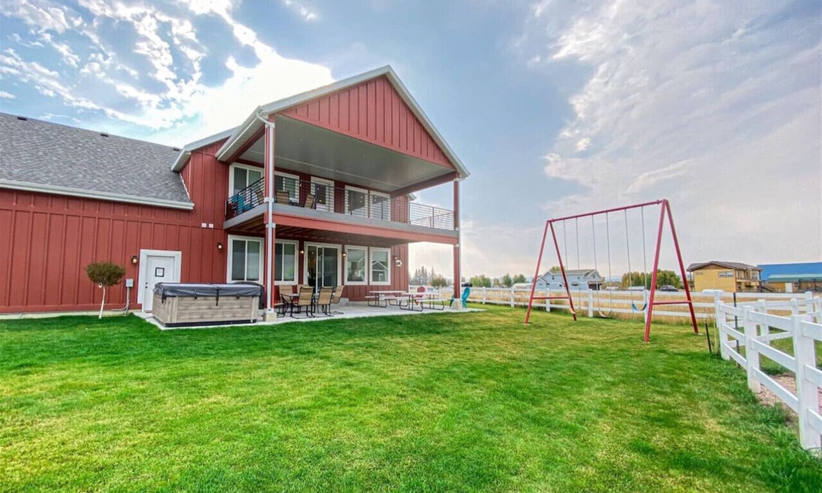 Garden City House | The Red Farmhouse- Hot tub and Swings! Sleeps 37