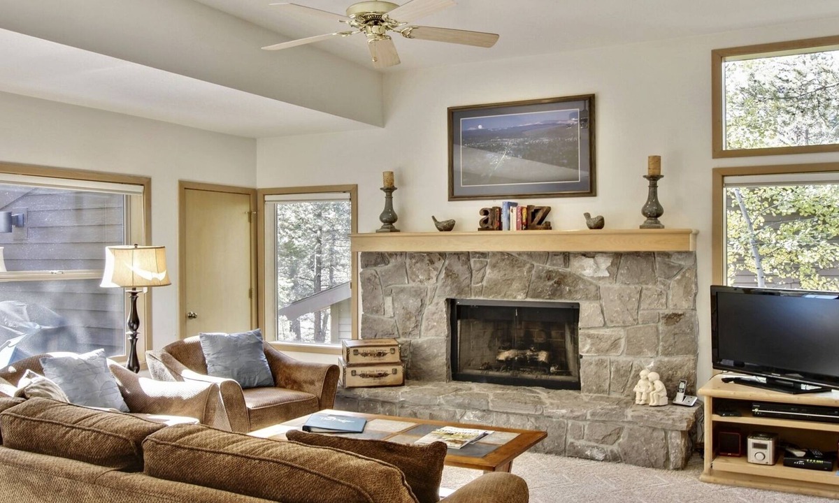 Sunriver Condo | The Ridge at Sunriver - Condo #16 - Access provided to onsite seasonal swimming pool & tennis facilities, year-round hot tub plus 4 bikes