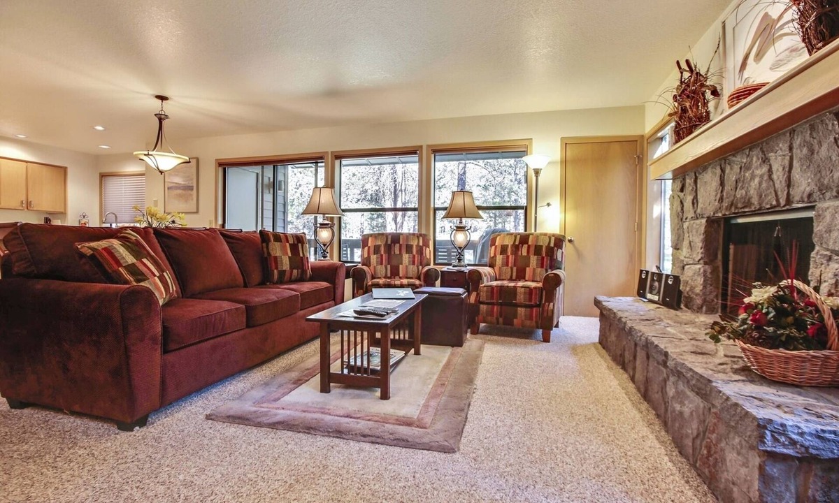 Sunriver Condo | The Ridge at Sunriver - Condo #37 - Access provided to onsite seasonal swimming pool & tennis facilities, year-round hot tub plus 4 bikes