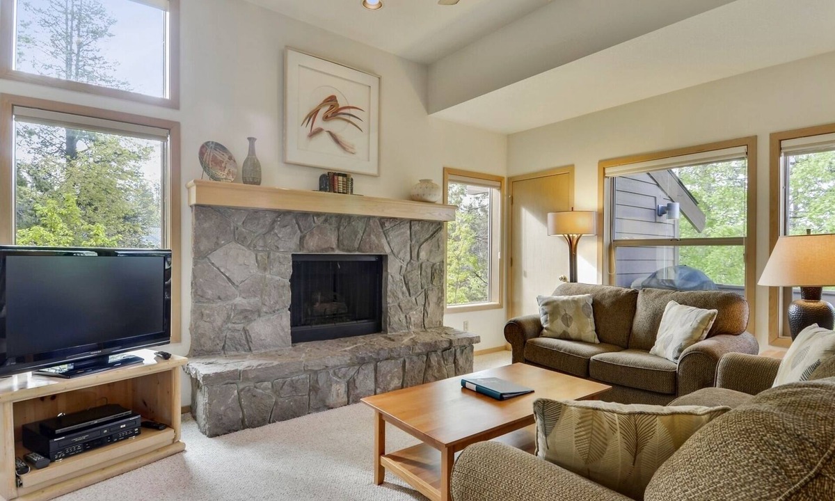 Sunriver Condo | The Ridge at Sunriver - Condo #4 - Access provided to onsite seasonal swimming pool & tennis facilities, year-round hot tub plus 4 bikes