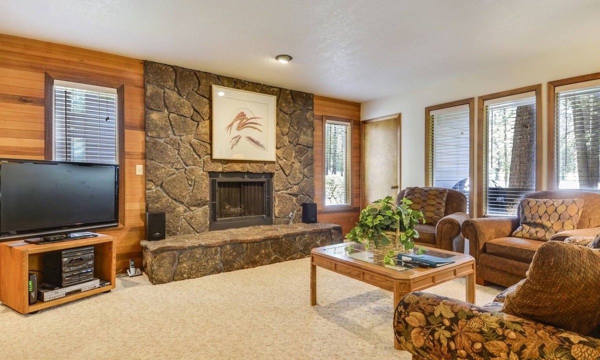 Sunriver Condo | The Ridge at Sunriver - Condo #09 - Access provided to onsite seasonal swimming pool & tennis facilities, year-round hot tub plus 4 bikes