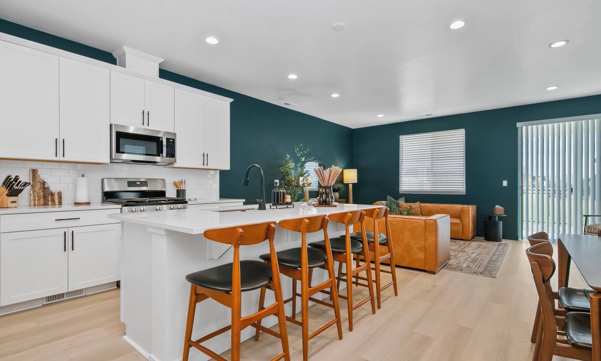 Star House | The Roost/The Hub, Luxe Star Idaho Stays w/65" TV & Zippy Wi-Fi, Sleeps 14