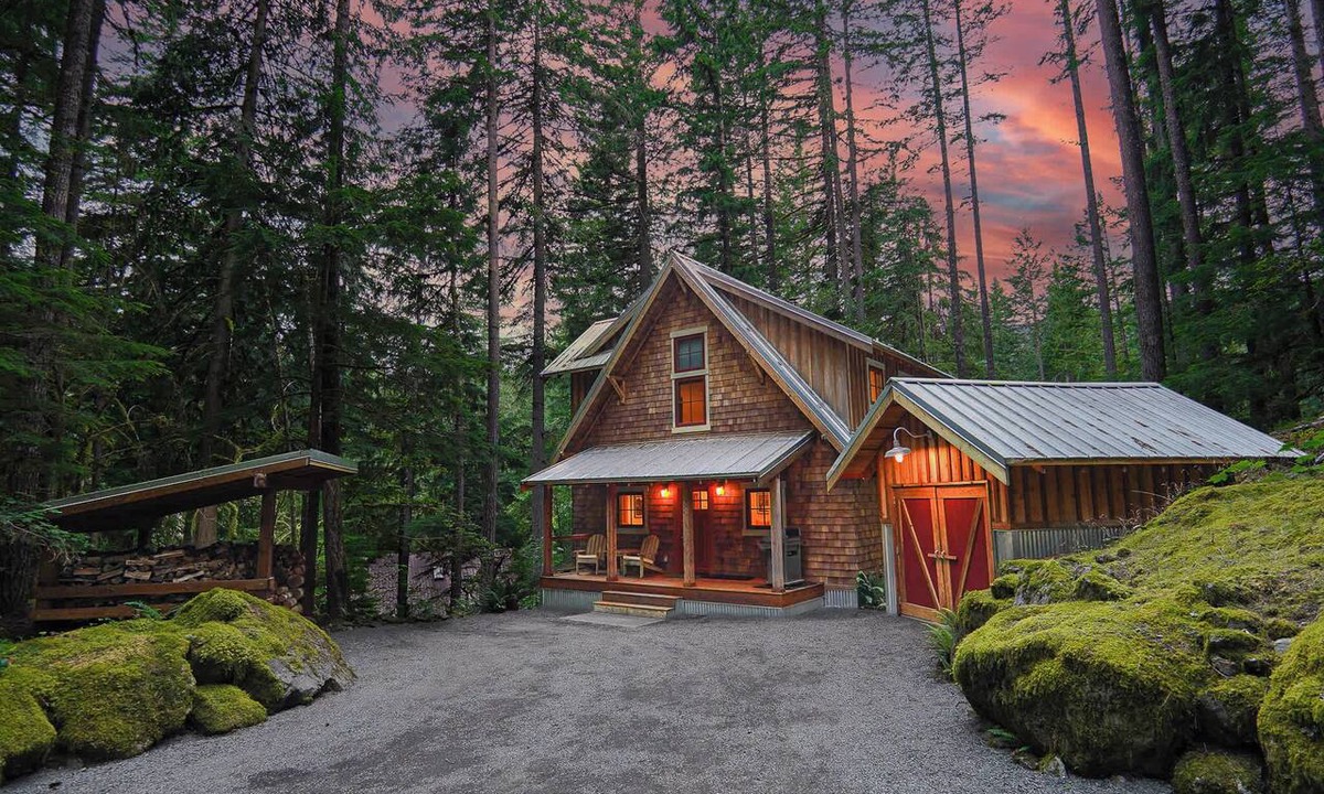 Glacier Ski Chalet | The Shuksan | Pool, Hot Tub & Game Room