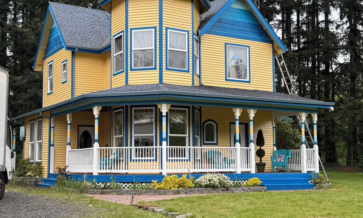 Clinton House | The Sirens Hideaway a charming Victorian Farmhouse
